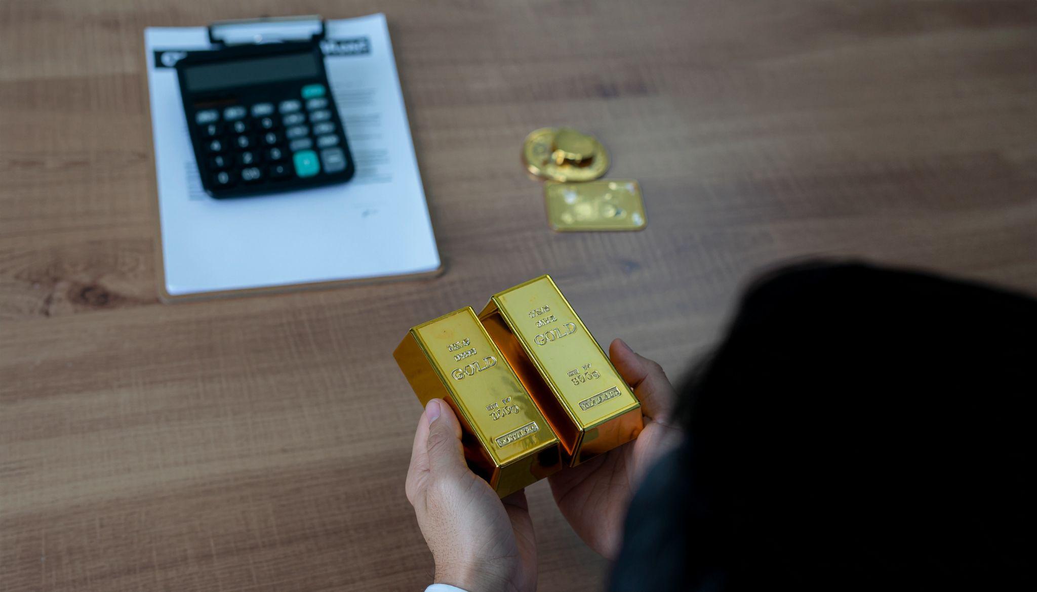 Measuring weight and dimensions for gold bar verification